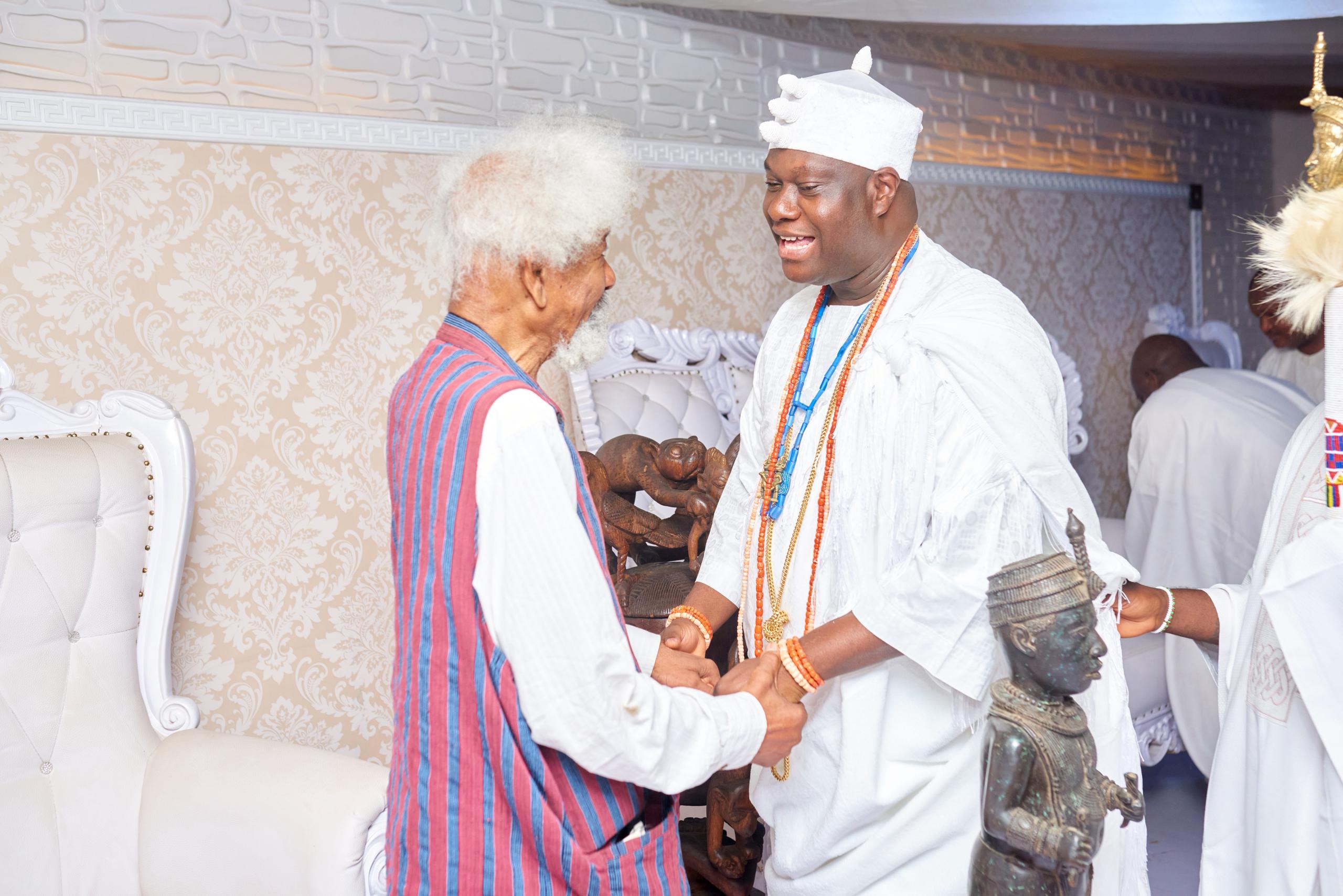 Soyinka visits Ooni, seeks monarch’s help for stronger ties with Africans in diaspora